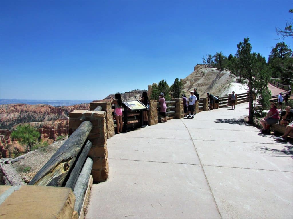 Sunset to Bryce Canyon Sunrise Point on the hike along rim trail in Bryce Canyon National Park. #walkingtheparks #BryceCanyon #hiking