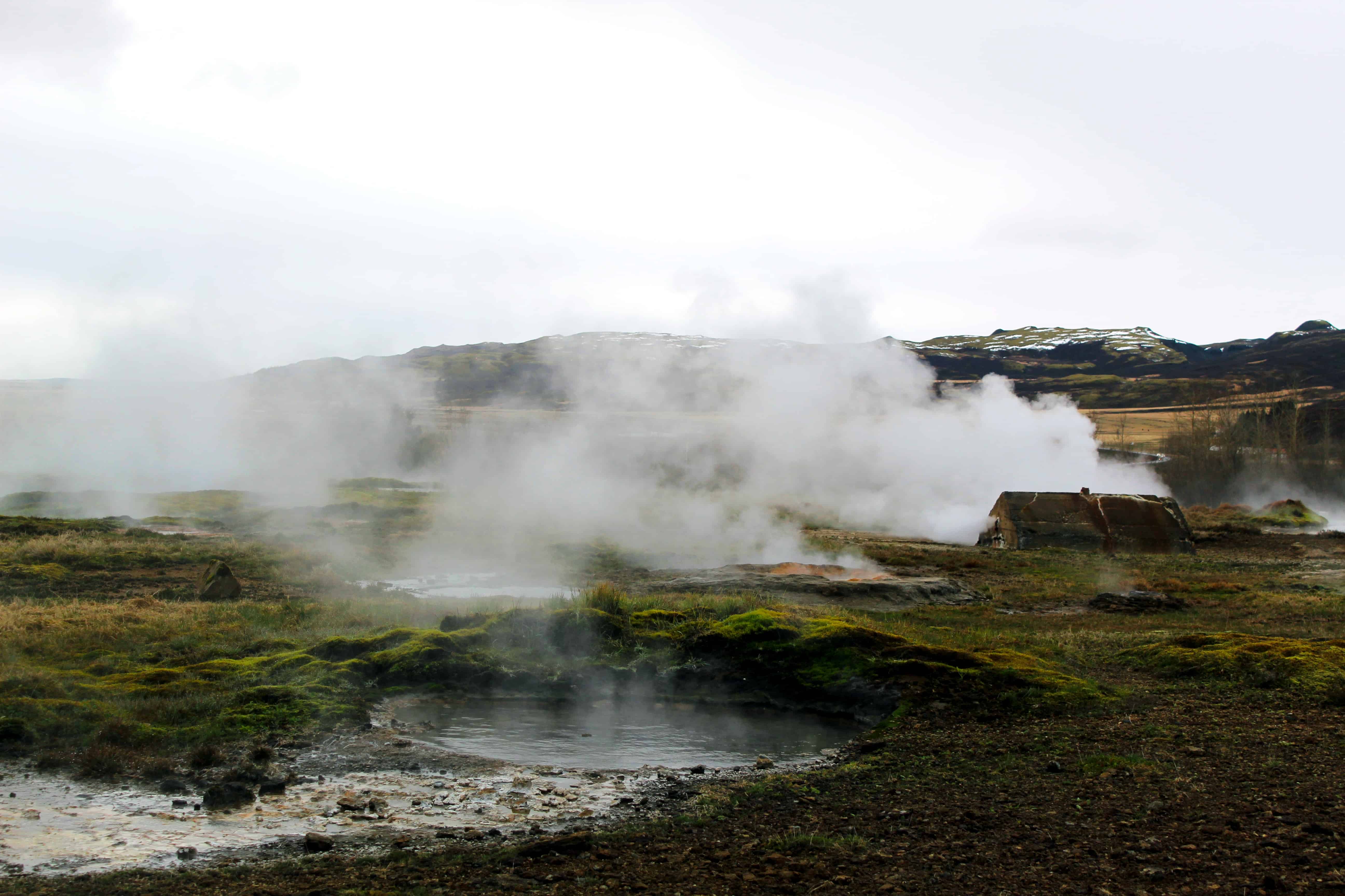 окутанный паром гейзер. гейзер грот на камчатке. исландия долина гейзеров фото. долина гейзеров экскурсия. окутанный паром гейзер.