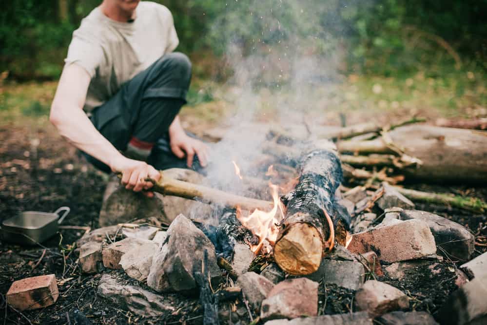 smoky campfire to repel mosquitoes